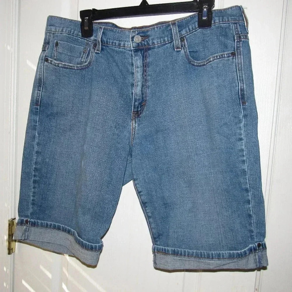 LEVI’S 515 Bermuda Medium Wash Shorts Size 16 - Picture 1 of 6